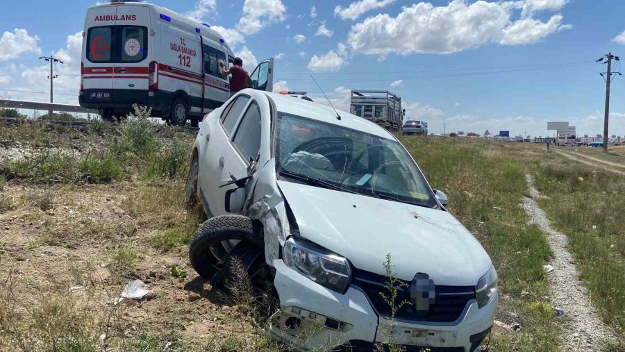 Emniyet Şeridindeki Hafif Ticari Araca Arkadan Çarptı: 1 Yaralı