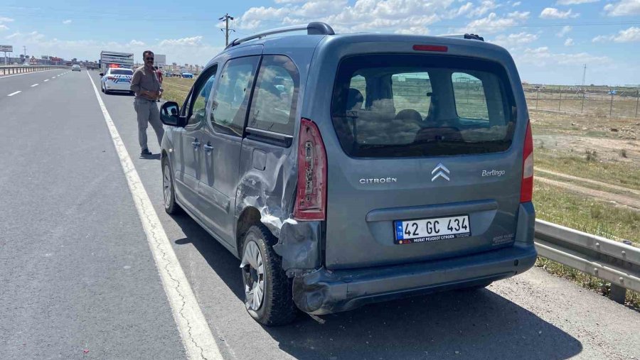 Emniyet Şeridindeki Hafif Ticari Araca Arkadan Çarptı: 1 Yaralı