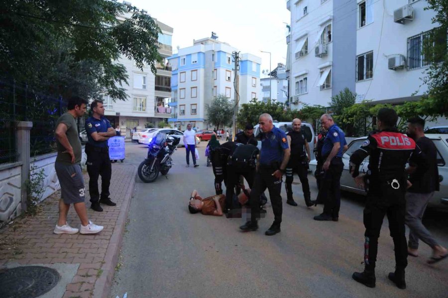 Polis Ekiplerine Bıçakla Saldıran Şahıs Bacağından Vurularak Etkisiz Hale Getirildi