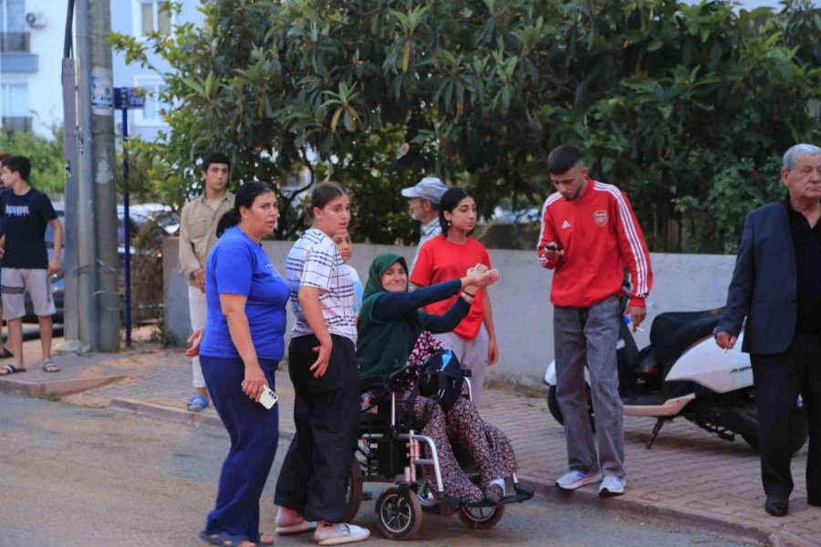 Polis Ekiplerine Bıçakla Saldıran Şahıs Bacağından Vurularak Etkisiz Hale Getirildi