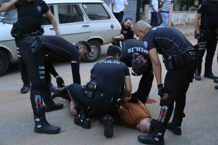 Polis Ekiplerine Bıçakla Saldıran Şahıs Bacağından Vurularak Etkisiz Hale Getirildi