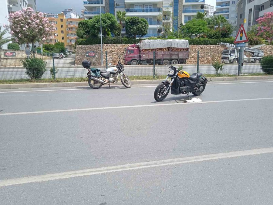 Alanya’da İki Motosiklet Çarpıştı; 1 Yaralı