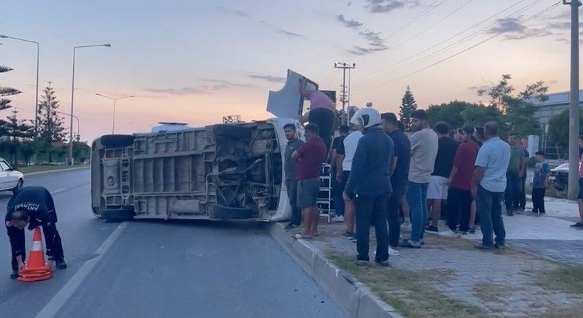 Kontrolden Çıkan Minibüs Devrildi, Sıkışan Sürücü Ekipler Tarafından Çıkartıldı