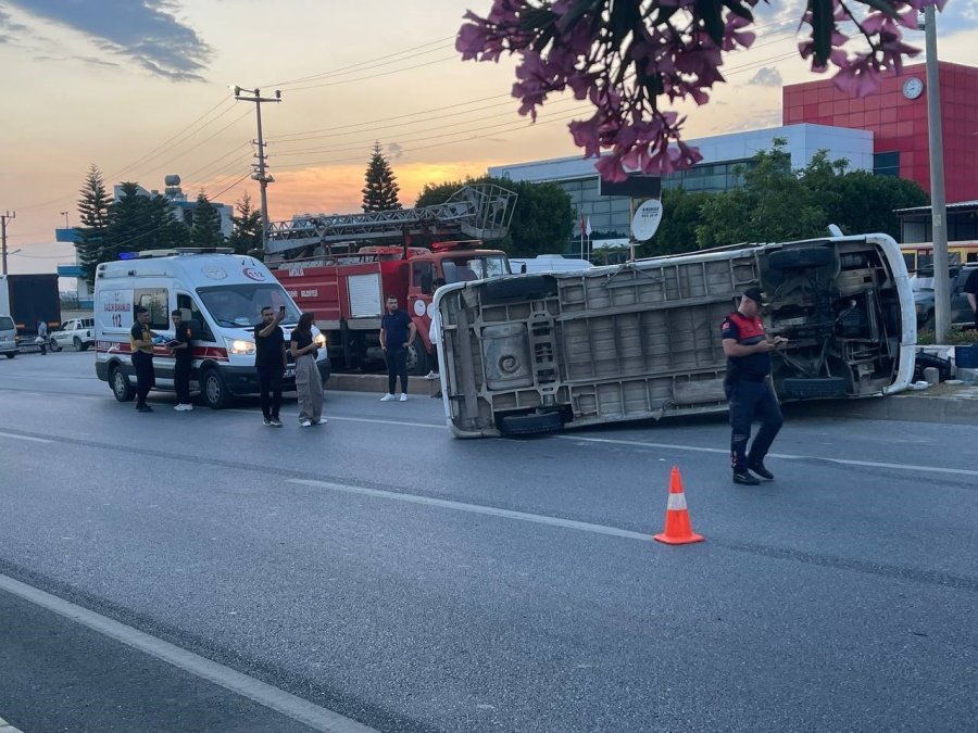 Kontrolden Çıkan Minibüs Devrildi, Sıkışan Sürücü Ekipler Tarafından Çıkartıldı