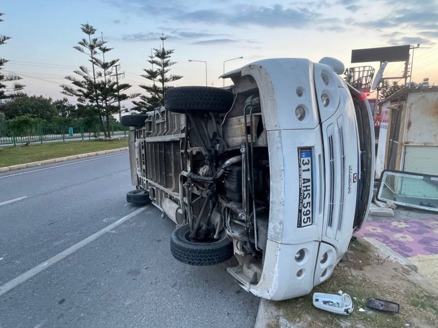 Kontrolden Çıkan Minibüs Devrildi, Sıkışan Sürücü Ekipler Tarafından Çıkartıldı