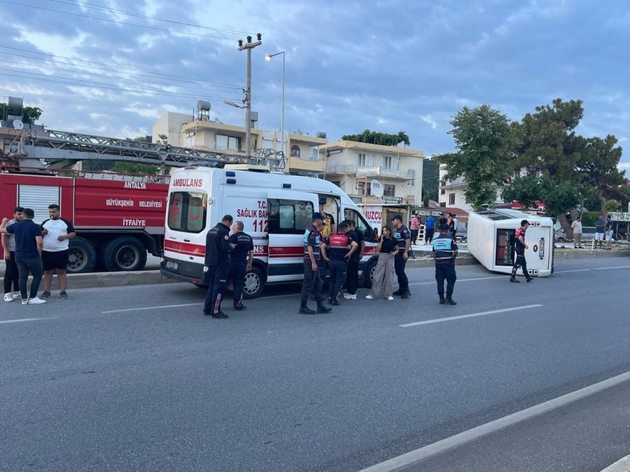 Kontrolden Çıkan Minibüs Devrildi, Sıkışan Sürücü Ekipler Tarafından Çıkartıldı