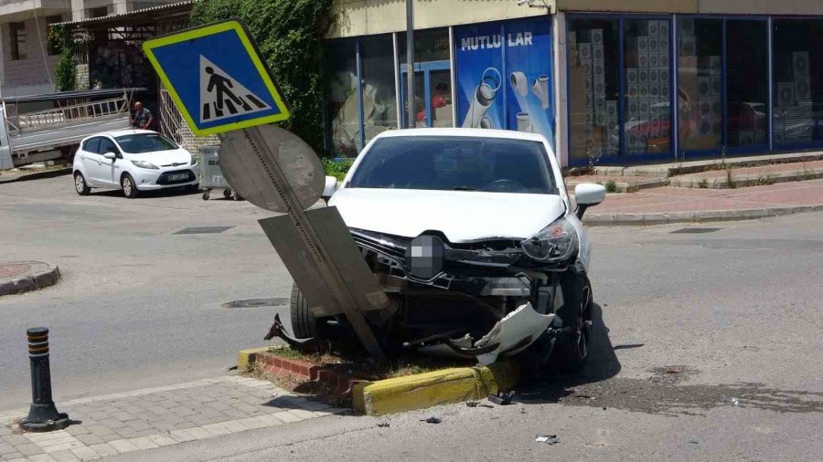 Kaza Yapan Otomobil, Trafik Levhasına Çarparak Durabildi