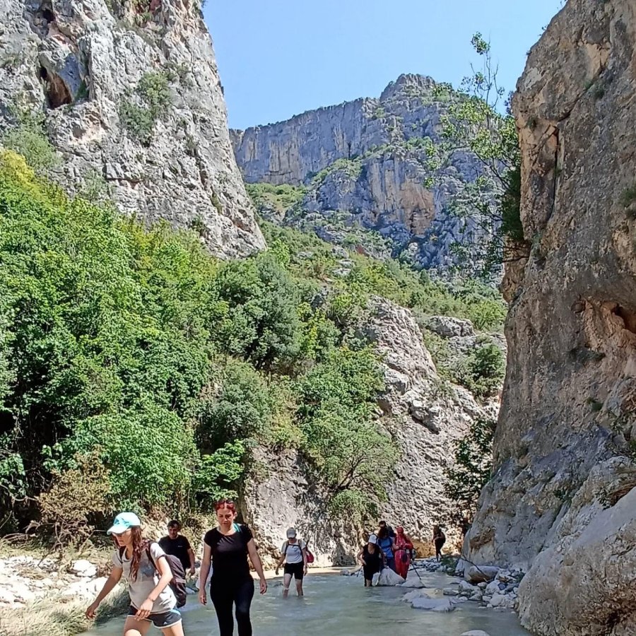 Kanyondaki Akarsu İçerisinde Yürüyüş Yaptılar