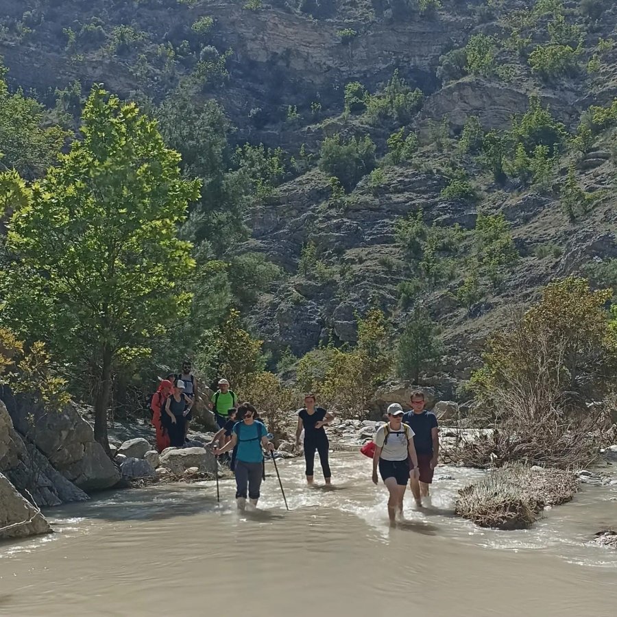 Kanyondaki Akarsu İçerisinde Yürüyüş Yaptılar