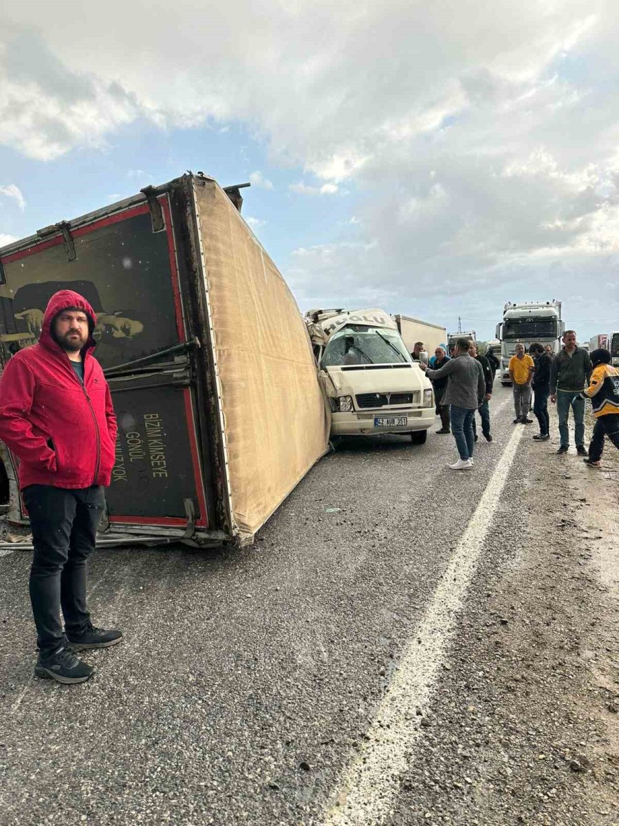 Devrilen Kamyon Minibüsle Çarpıştı: 14 Yaralı