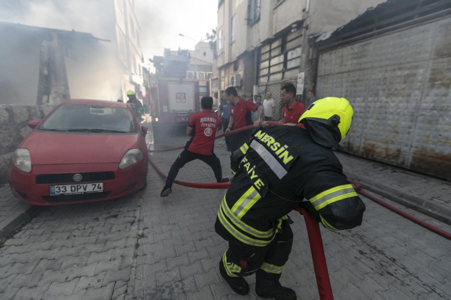 Mersin’de İş Yeri Yangını İtfaiye Ekiplerince Söndürüldü