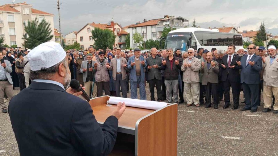 Karaman’dan İlk Hac Kafilesi Dualarla Uğurlandı