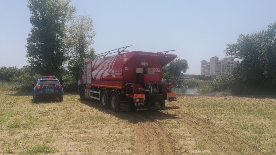 Attığı Sigara Yangın Çıkarınca İtfaiye Eri Gibi Çalıştı