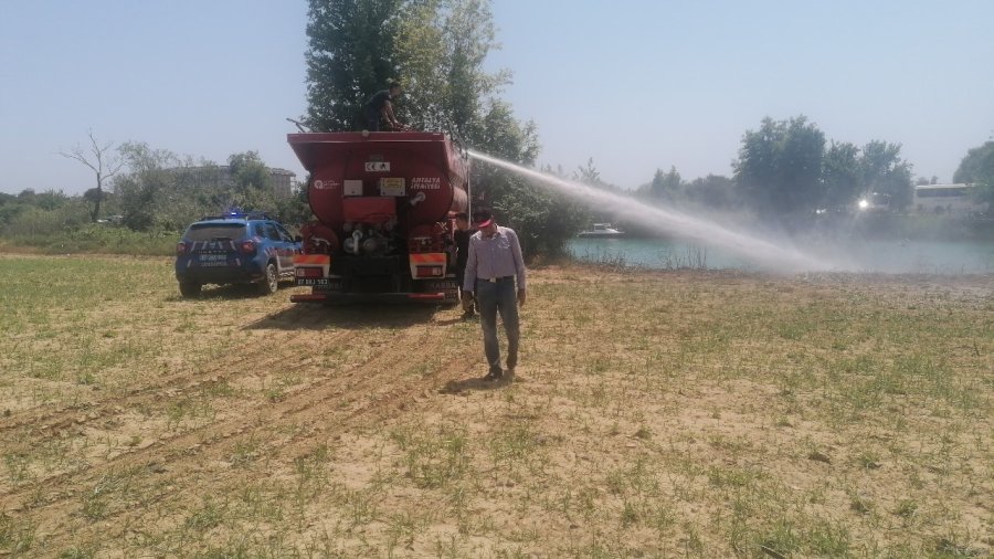 Attığı Sigara Yangın Çıkarınca İtfaiye Eri Gibi Çalıştı