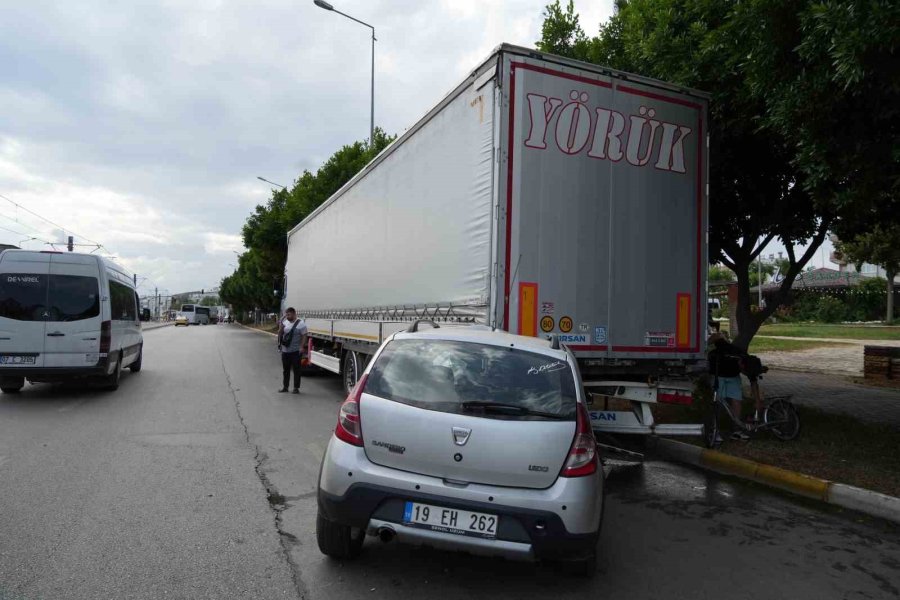 Caddeye Park Edilen Tıra Otomobil Çarptı, Sıkışan Sürücüyü İtfaiye Kurtardı