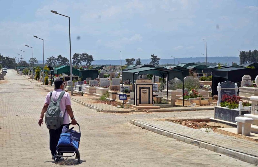 Çadır Kente Dönen Mezarlık, Tentelerden Temizleniyor