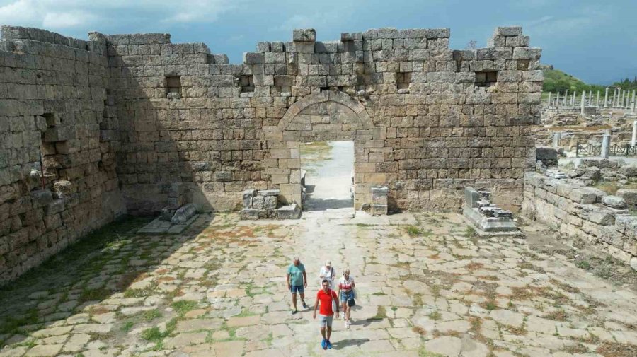 Gladyatör Dövüşlerinin Yapıldığı Perge Antik Kenti Stadyumunun 5 Bin Kişilik Kısmı Açıldı