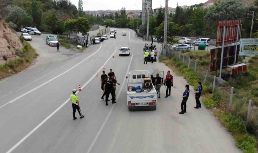 Kadının Çantasında Aparat, İç Çamaşırında Uyuşturucu Çıktı