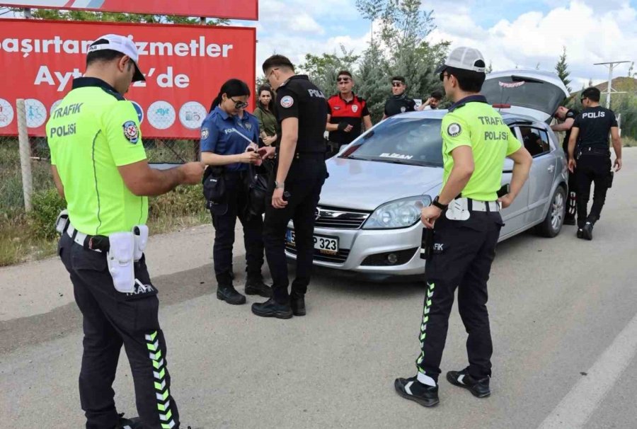 Kadının Çantasında Aparat, İç Çamaşırında Uyuşturucu Çıktı