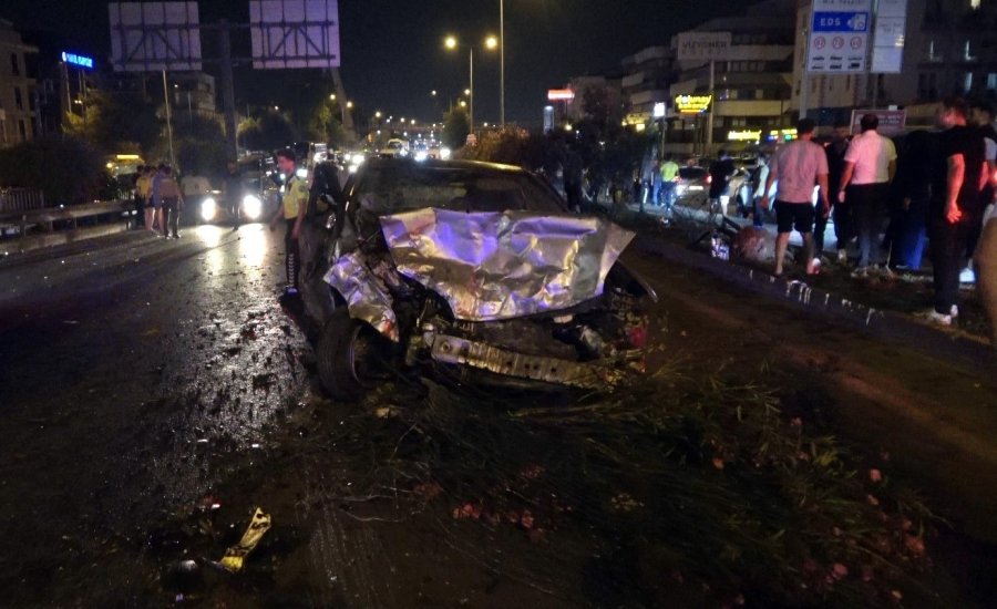 İki Otomobil Kafa Kafaya Çarpıştı, Parçaları Birbirine Karıştı: 1’i Ağır 5 Yaralı