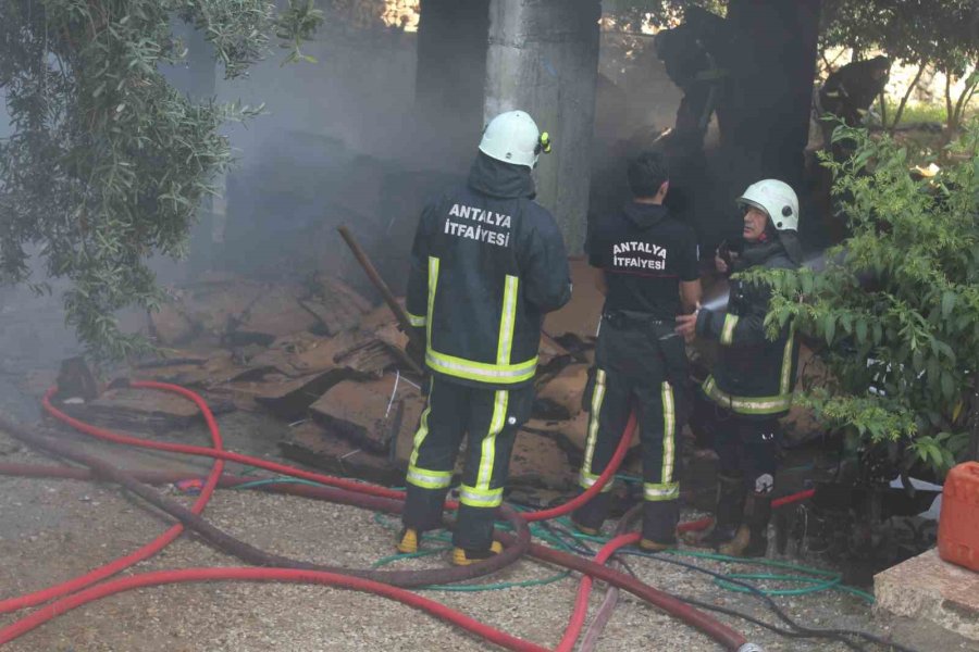 Alanya’da Apartman Alt Katında Yanan Kartonlar Paniğe Neden Oldu