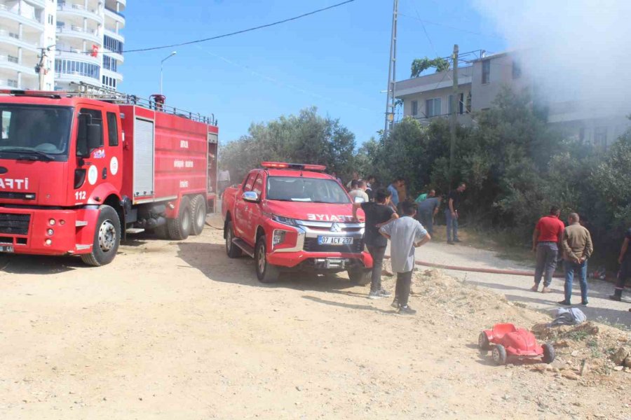 Alanya’da Apartman Alt Katında Yanan Kartonlar Paniğe Neden Oldu