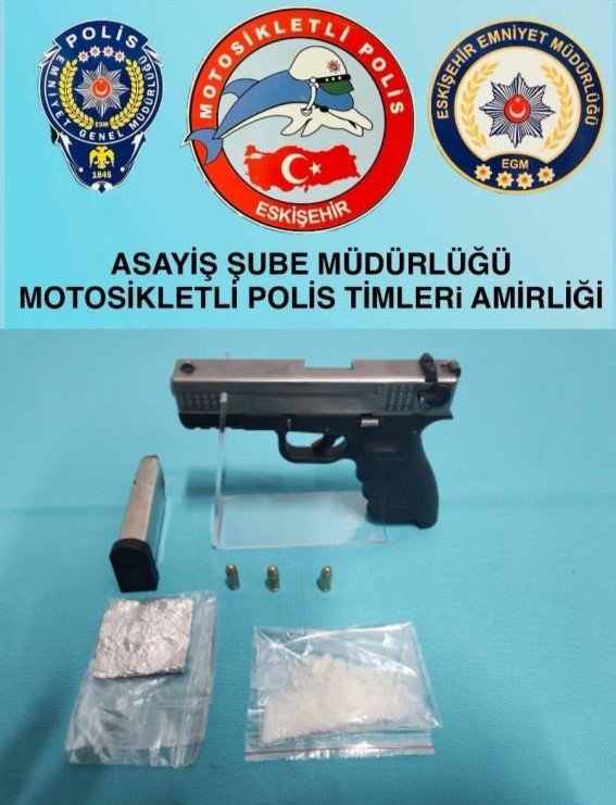 4 Şüphelinin Üzerinde 1 Ruhsatsız Tabanca Ve Uyuşturucu Maddeler Ele Geçirildi