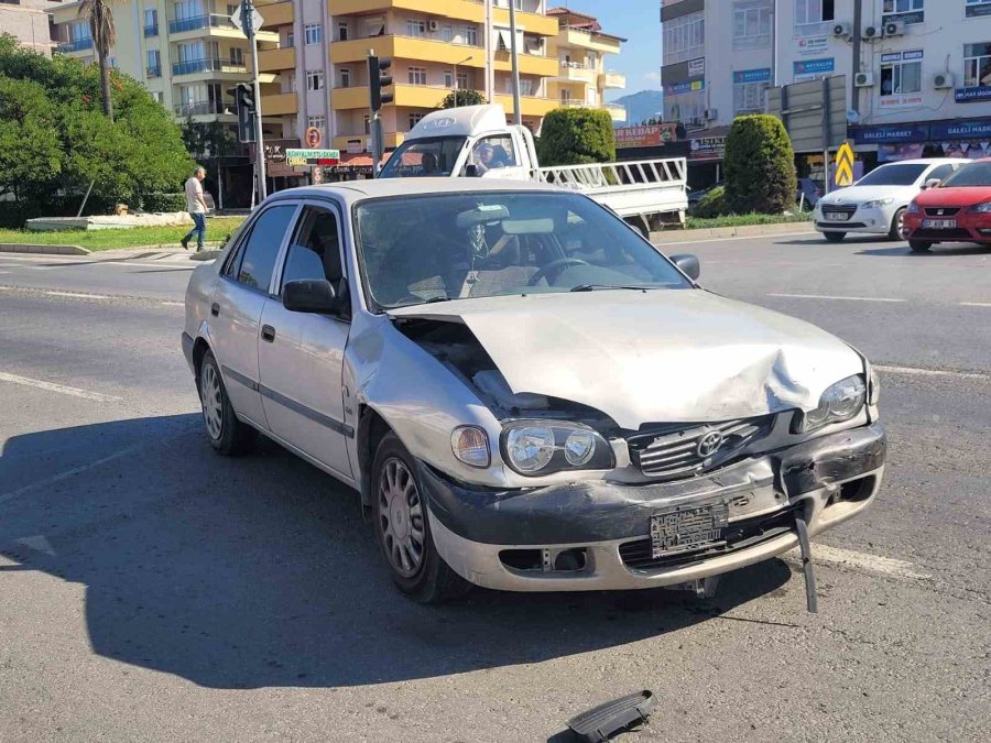 Gazipaşa’da 2 Otomobil Çarpıştı, Sürücü Ehliyetsiz Ve 17 Yaşında Çıktı: 4 Yaralı