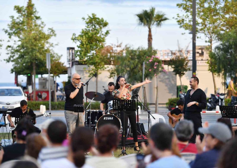 Konyaaltı’nda Gün Batımı Akustik Konseri Vatandaşlara Unutulmaz Anlar Yaşattı