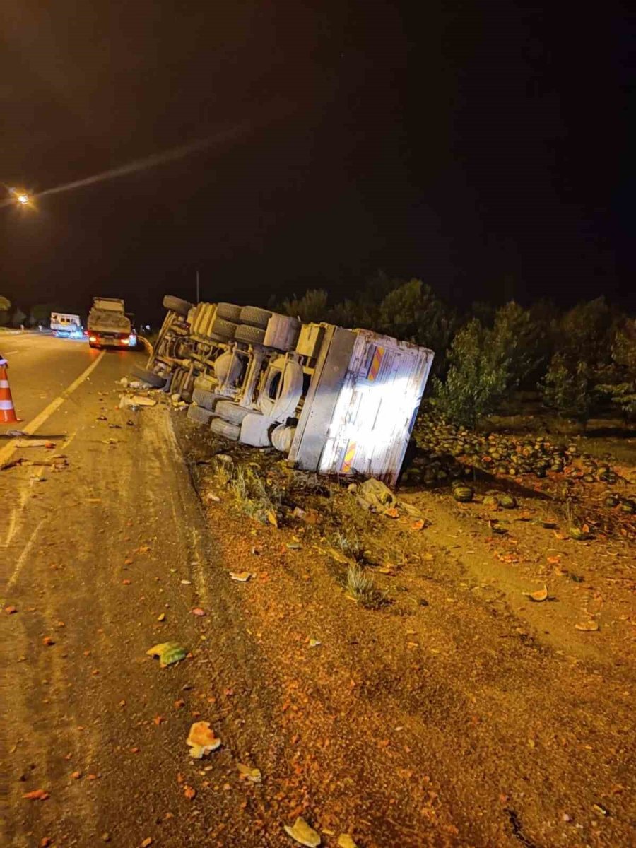 Karpuz Yüklü Kamyon Devrildi: 1 Yaralı