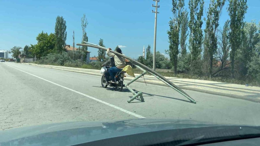 Motosiklette Borularla Tehlikeli Yolculuk Kamerada