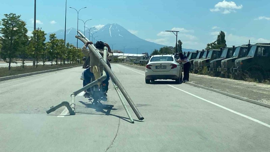 Motosiklette Borularla Tehlikeli Yolculuk Kamerada