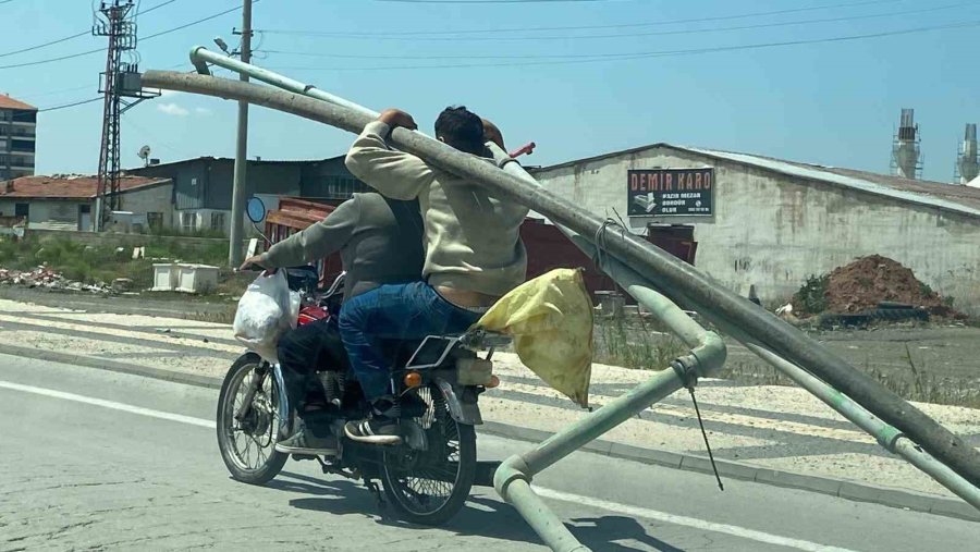 Motosiklette Borularla Tehlikeli Yolculuk Kamerada