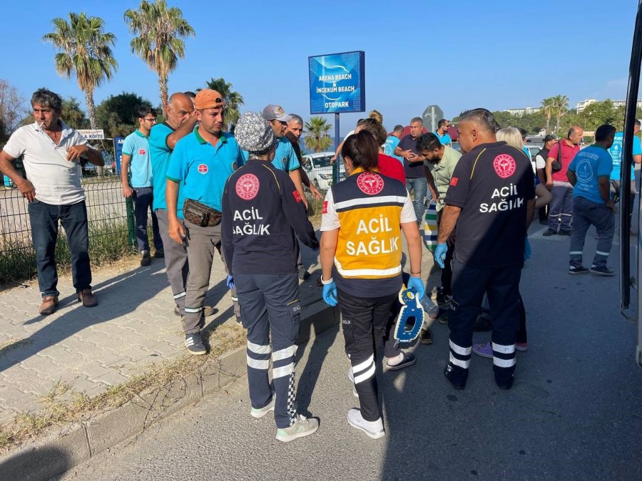 Antalya’da Belediye Ve Otel Personelini Taşıyan Araçlar Çarpıştı: 6 Yaralı