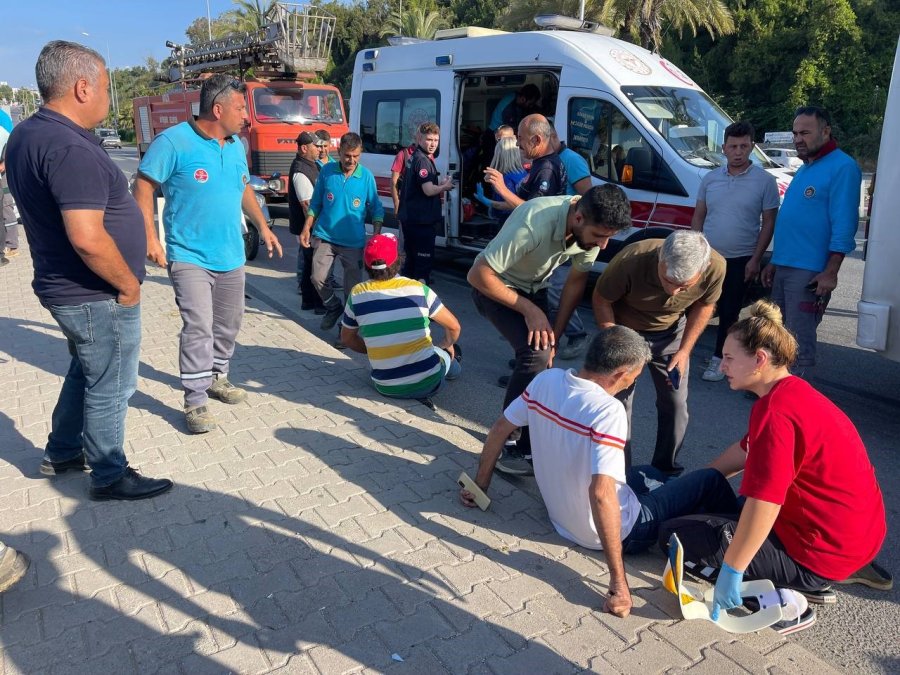 Antalya’da Belediye Ve Otel Personelini Taşıyan Araçlar Çarpıştı: 6 Yaralı