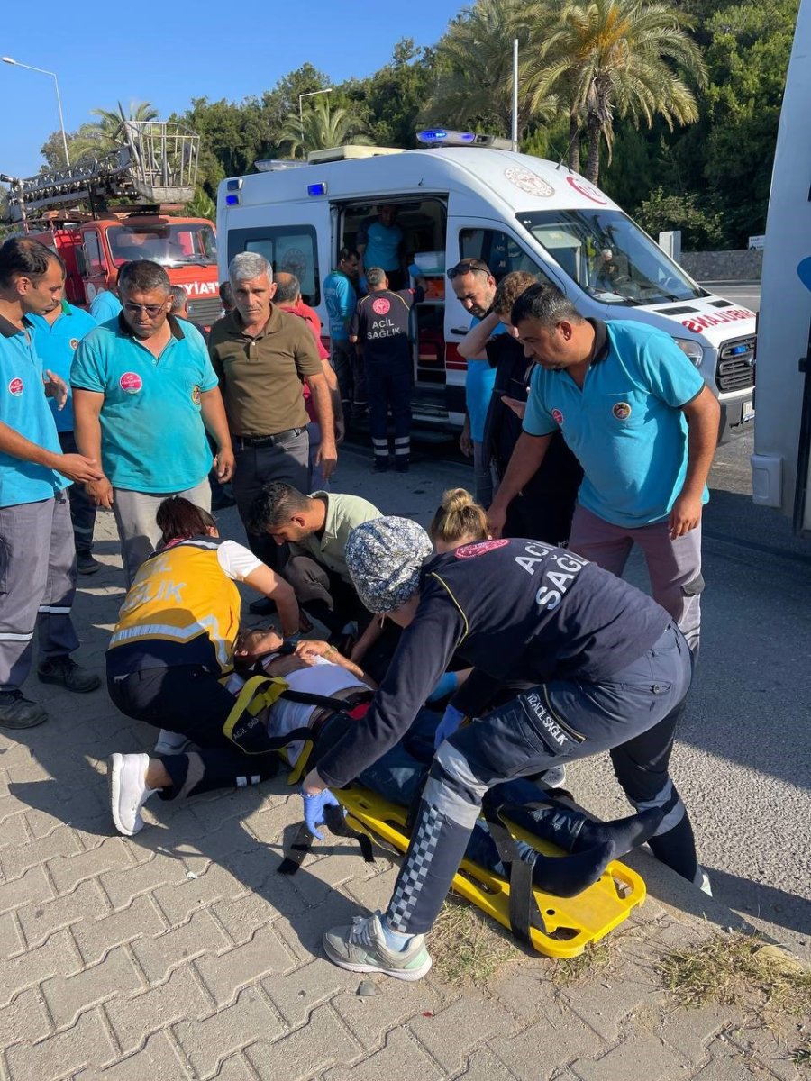 Antalya’da Belediye Ve Otel Personelini Taşıyan Araçlar Çarpıştı: 6 Yaralı