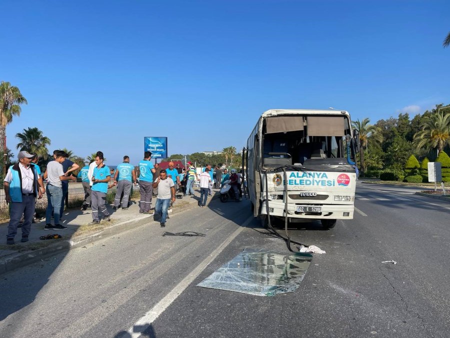 Antalya’da Belediye Ve Otel Personelini Taşıyan Araçlar Çarpıştı: 6 Yaralı