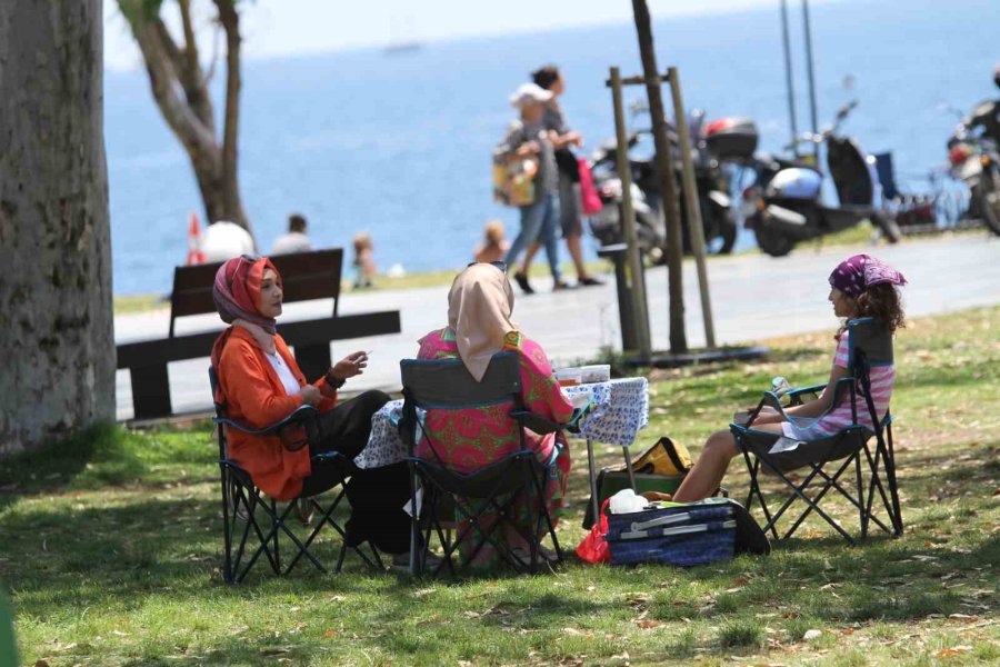 Dünyaca Ünlü Konyaaltı Sahilinde Haziran Yoğunluğu