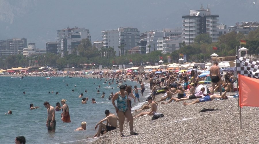 Dünyaca Ünlü Konyaaltı Sahilinde Haziran Yoğunluğu