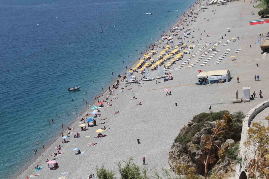 Dünyaca Ünlü Konyaaltı Sahilinde Haziran Yoğunluğu