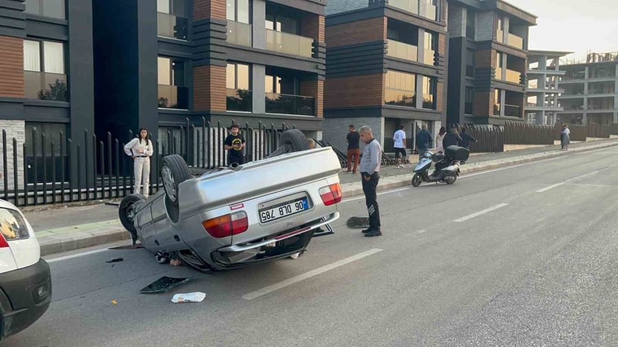 Aracın Çarpmasıyla Kopan Demirler Sitede Çocukların Oyun Alanına Düştü