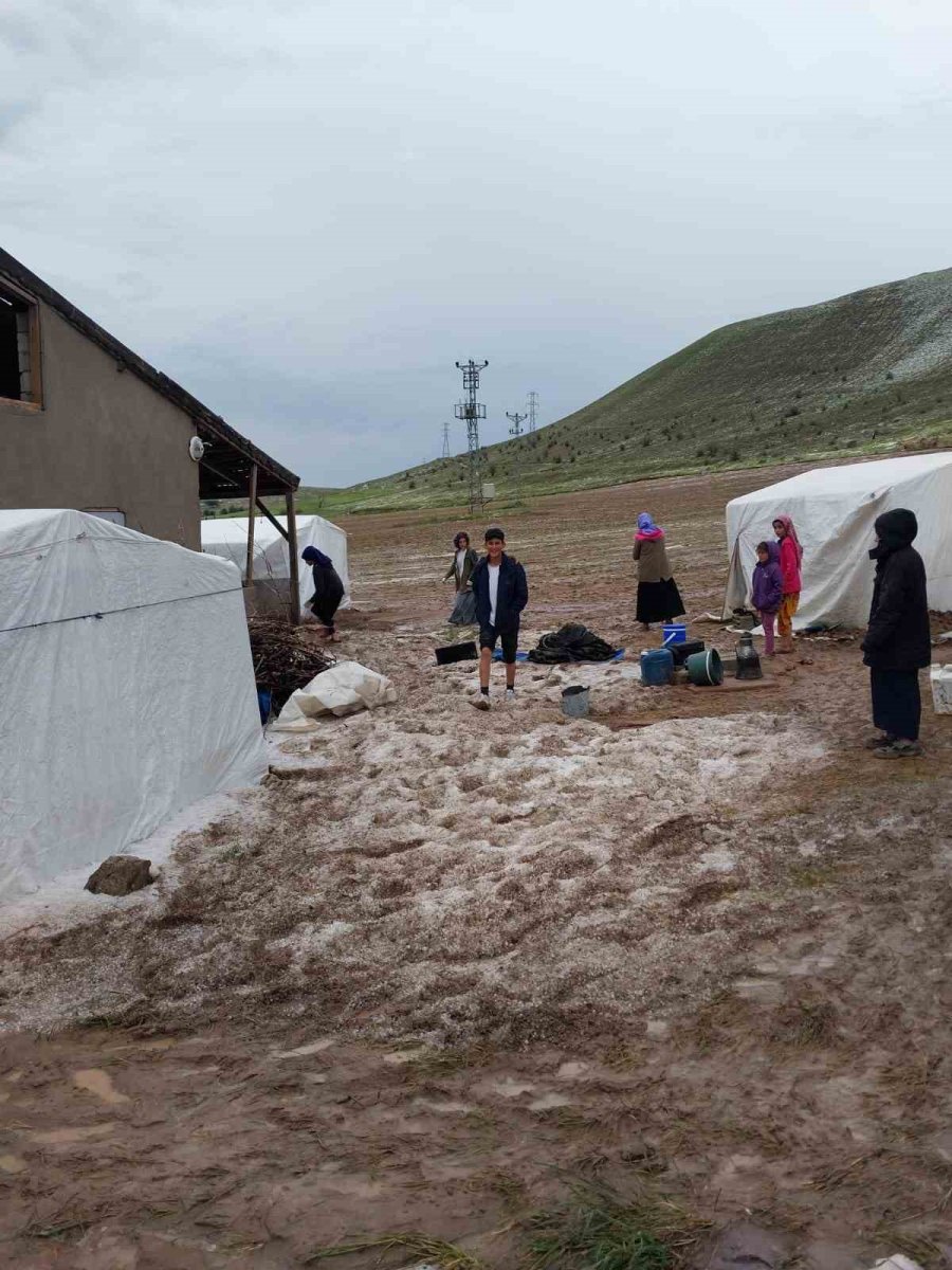 Aşırı Yağıştan Çadırları Zarar Gören Tarım İşçileri Otele Yerleştirildi