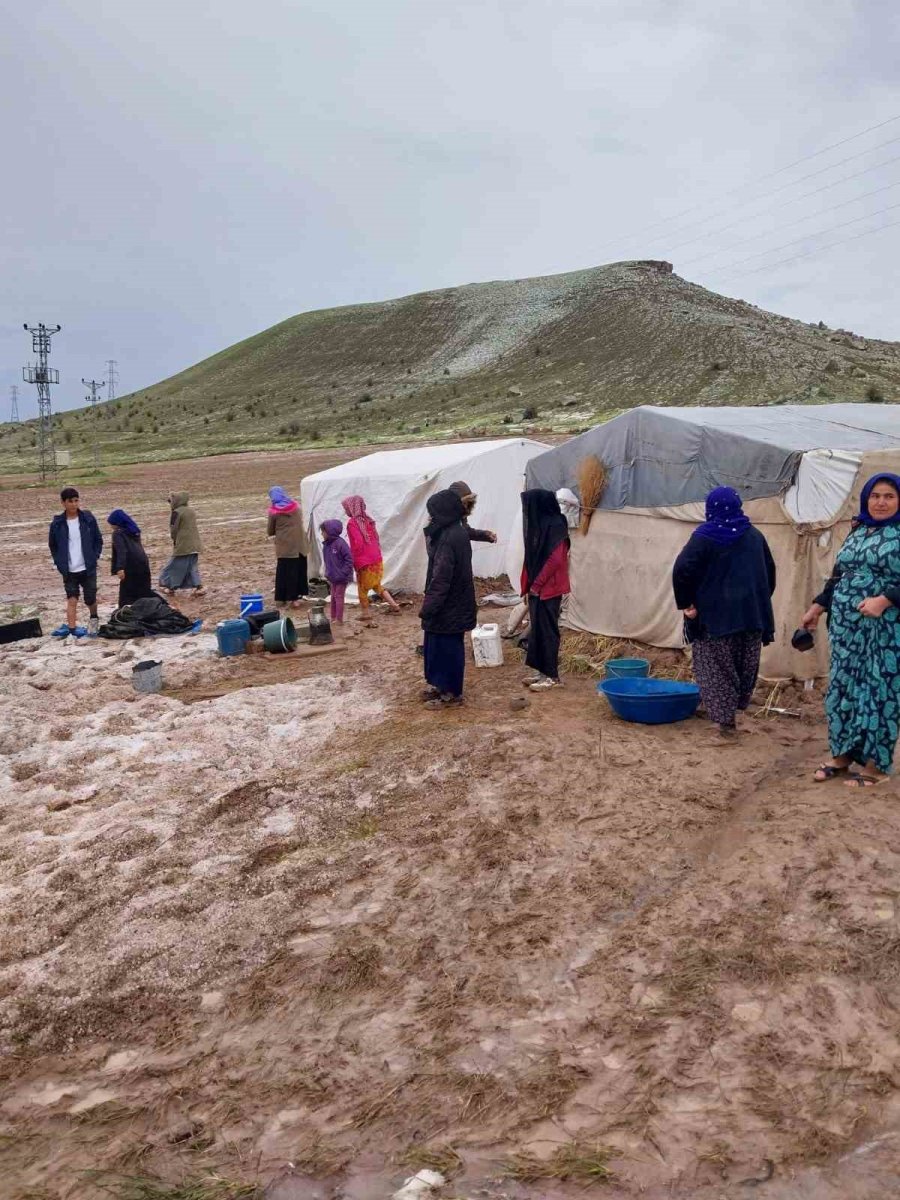 Aşırı Yağıştan Çadırları Zarar Gören Tarım İşçileri Otele Yerleştirildi