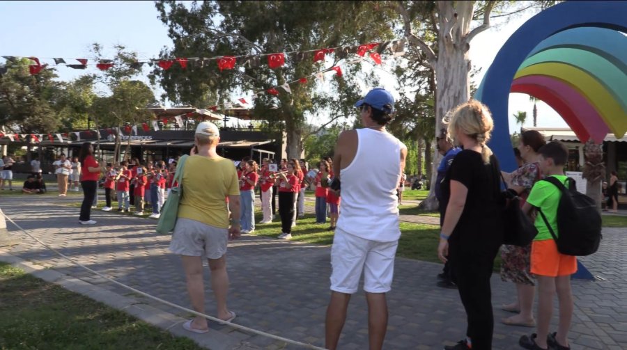 Kemer Belediyesi Gençlik Orkestrası’ndan Mini Konser