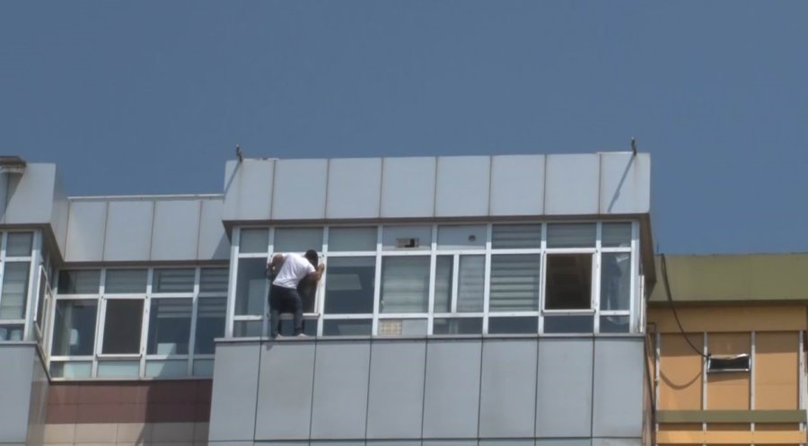 Özel Hastanenin Son Kat Penceresine ’tarzan’ Gibi Tırmandı, İntihar Girişiminde Bulundu