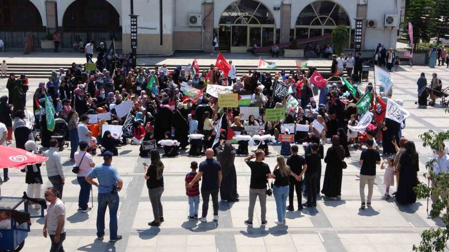 Kadınlar, İsrail’in Gazze’ye Yönelik Saldırılarını Protesto Etti