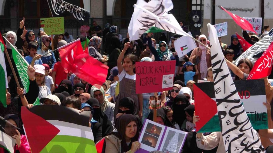 Kadınlar, İsrail’in Gazze’ye Yönelik Saldırılarını Protesto Etti