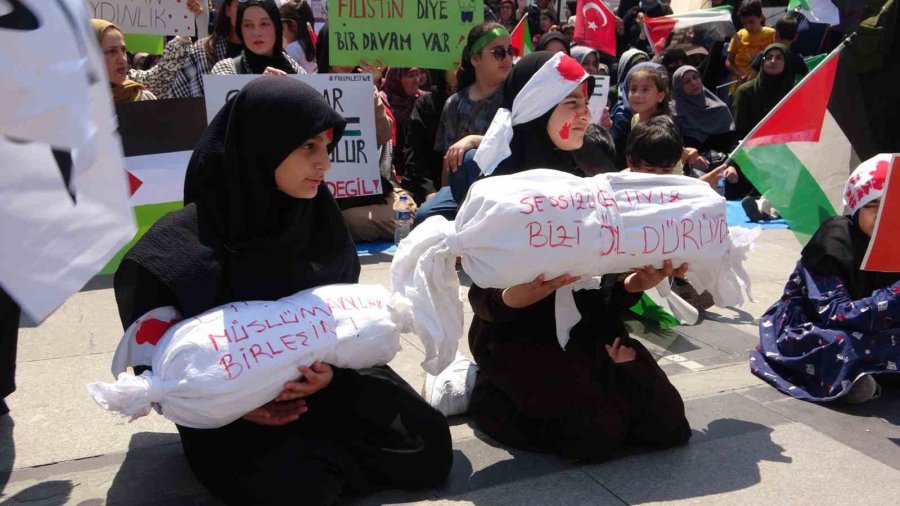 Kadınlar, İsrail’in Gazze’ye Yönelik Saldırılarını Protesto Etti