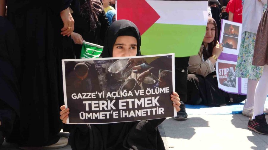 Kadınlar, İsrail’in Gazze’ye Yönelik Saldırılarını Protesto Etti