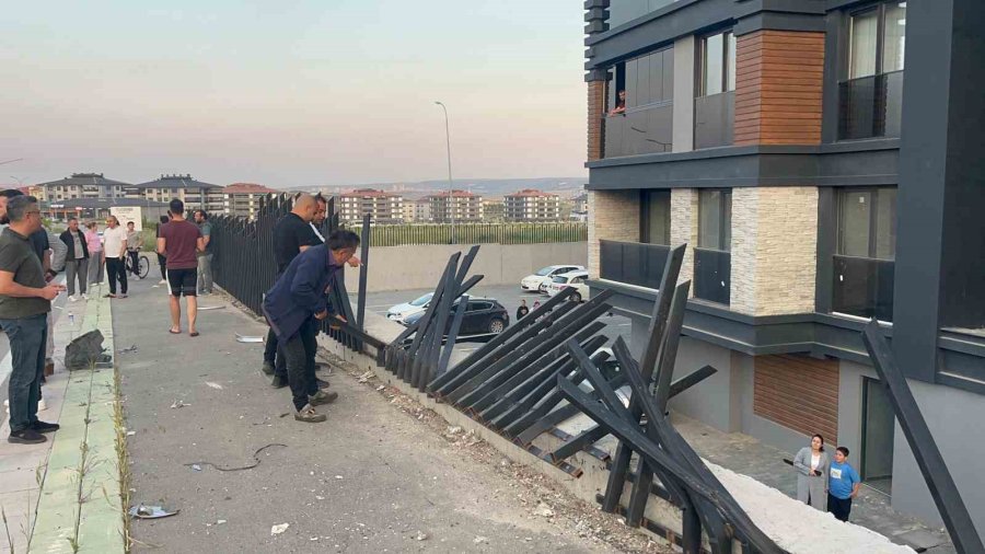 Aracın Çarpmasıyla Kopan Demirler Sitede Çocukların Oyun Alanına Düştü